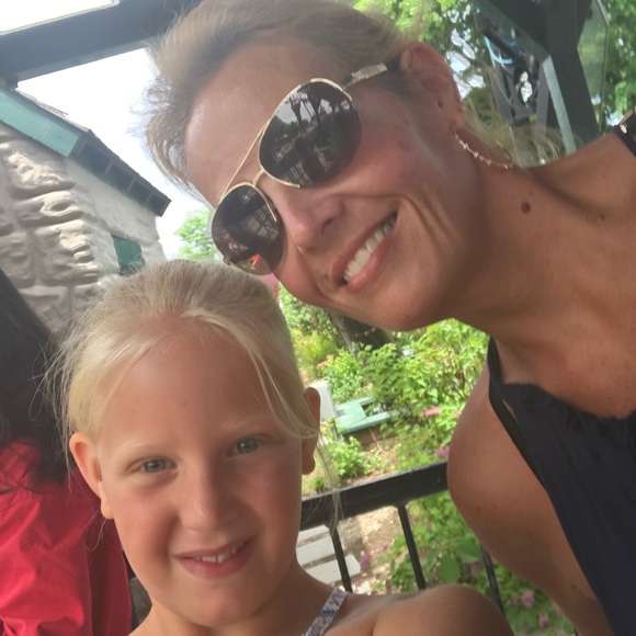 Meet your Posher, Nicole - Picture 1 of 1